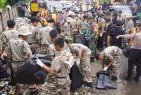 Ratusan peserta Persami KKRI bersama personel TNI–Polri dan masyarakat turun langsung membersihkan tumpukan sampah di kawasan Curug Wetan sebagai wujud aksi nyata peduli lingkungan.