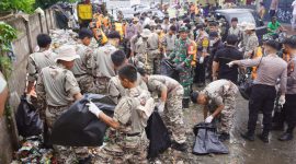 Ratusan peserta Persami KKRI bersama personel TNI–Polri dan masyarakat turun langsung membersihkan tumpukan sampah di kawasan Curug Wetan sebagai wujud aksi nyata peduli lingkungan.