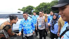Gubernur Banten, Andra Soni didampingi Wakapolda Banten, Brigjen Pol Hendra Wirawan saat menghadiri puncak peringatan Hari Pers Nasional 2026 di Provinsi Banten.