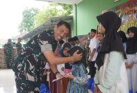 Komandan Kodim 0510/Tigaraksa menyerahkan santunan secara langsung kepada anak yatim dalam rangka HUT ke-8, sebagai wujud kepedulian dan pengabdian kepada masyarakat.