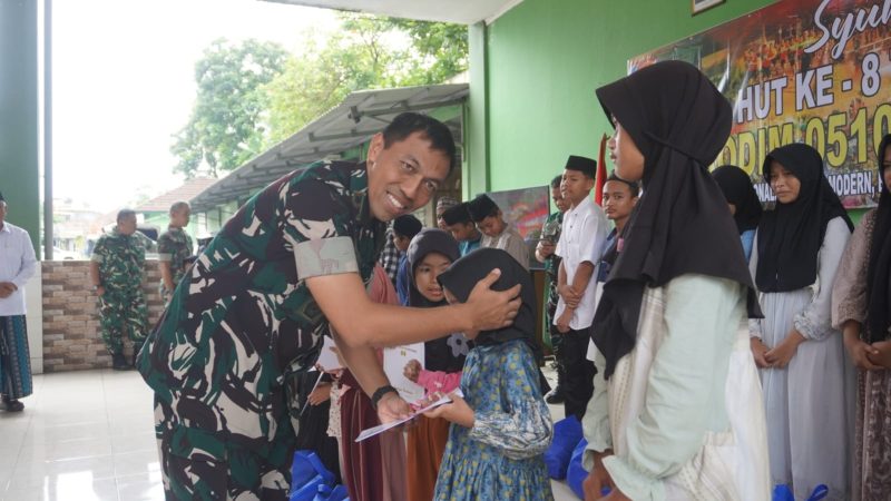 Komandan Kodim 0510/Tigaraksa menyerahkan santunan secara langsung kepada anak yatim dalam rangka HUT ke-8, sebagai wujud kepedulian dan pengabdian kepada masyarakat.