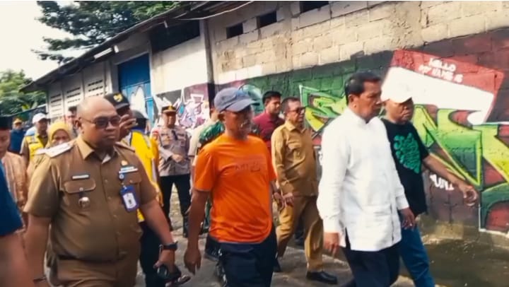 Bupati Tangerang H. Moch Maesyal Rasyid didampingi camat, aparat keamanan, dan dinas terkait menyusuri bantaran Kali Cirarab untuk memastikan proses normalisasi berjalan lancar.