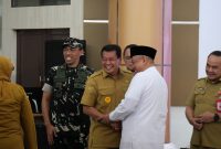Bupati Tangerang H. Drs. Maesyal Rasyid, M.Si., bersalaman dengan unsur Forkopimda usai rapat koordinasi, didampingi Dandim 0510/Tigaraksa Letkol Inf. Yudo Setyono, menegaskan sinergi menjaga keamanan selama Ramadhan.