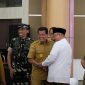 Bupati Tangerang H. Drs. Maesyal Rasyid, M.Si., bersalaman dengan unsur Forkopimda usai rapat koordinasi, didampingi Dandim 0510/Tigaraksa Letkol Inf. Yudo Setyono, menegaskan sinergi menjaga keamanan selama Ramadhan.