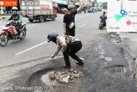Personel Unit Kamsel Satlantas Polresta Tangerang melakukan penandaan titik jalan berlubang di jalur utama Kabupaten Tangerang sebagai bagian dari persiapan pengamanan mudik Lebaran 2026.