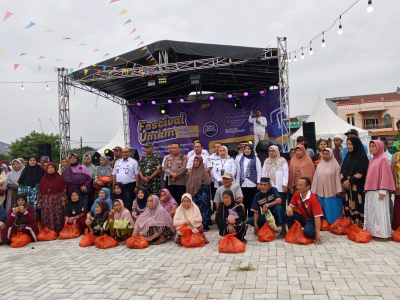 Camat Pasar Kemis bersama unsur forkopimcam, dinas terkait, dan warga berfoto usai pembukaan Festival UMKM, dilanjutkan pembagian sembako kepada kaum dhuafa di Stadion Firman Utina.