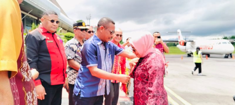 Menteri Pemberdayaan Perempuan dan Perlindungan Anak RI, Arifatul Choiri Fauzi tiba di Bandara Turelelo Soa dan diterima oleh Wakil Bupati Ngada, Bernadinus Dhey Ngebu. (Foto: Prokopim Ngada).