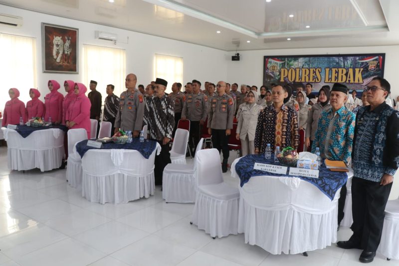 Kapolres Lebak AKBP Herfio Zaki bersama para pejabat utama Polres Lebak, pengurus dan anggota Primer Koperasi Gakuba Lebak mengikuti pembukaan Rapat Akhir Tahunan (RAT) Tahun Buku 2025 di Aula Sanika Satyawada Polres Lebak, Kamis (12/2/2026), dengan penuh khidmat dan semangat kebersamaan.