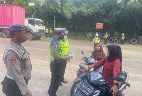 Petugas Satlantas Polresta Tangerang memberikan teguran simpatik dan edukasi keselamatan kepada pengendara sepeda motor dalam rangka Operasi Keselamatan Maung 2026 di Jalan Raya Serang.