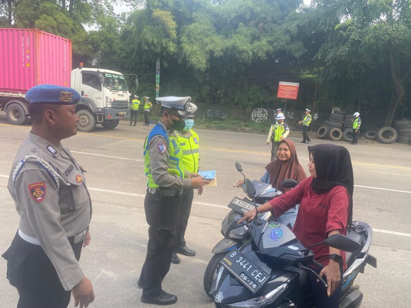 Petugas Satlantas Polresta Tangerang memberikan teguran simpatik dan edukasi keselamatan kepada pengendara sepeda motor dalam rangka Operasi Keselamatan Maung 2026 di Jalan Raya Serang.