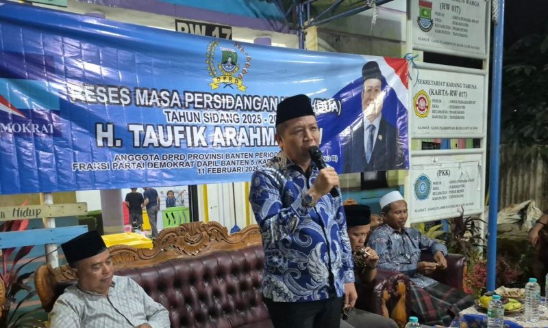 Anggota DPRD Provinsi Banten Fraksi Partai Demokrat, Taufik Arahman, menyampaikan sambutan saat kegiatan reses masa persidangan ke II tahun sidang 2025–2026 di Desa Sukamantri Kutajaya, Kabupaten Tangerang, Rabu (11/2/2026).