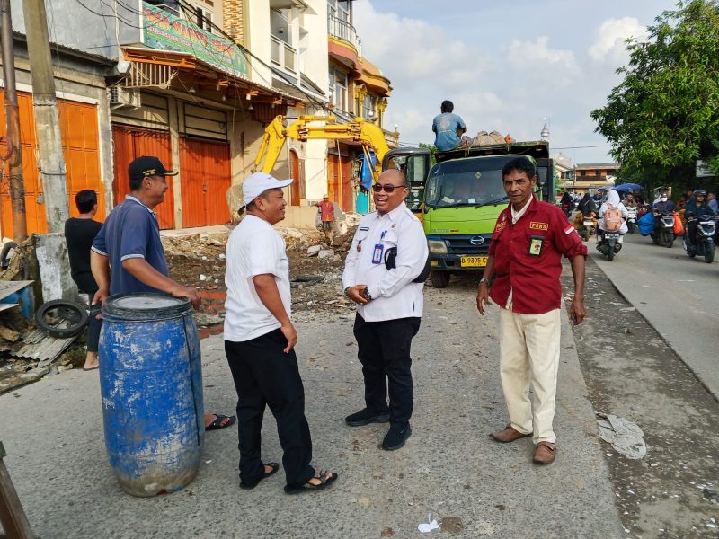 Camat Pasar Kemis berbincang dengan warga dan pengurus lingkungan saat meninjau langsung proses pembongkaran bangunan di atas saluran air di Villa Tangerang Elok, Jumat (13/2/2026). Penertiban dilakukan guna mengembalikan fungsi drainase dan mengurangi potensi banjir.