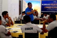 Julie Sutrisno Laiskodat Dukung Kursus Pelatih Sepak Bola Lisensi D di Ngada. (Foto: Elfrat Frans Dhena).