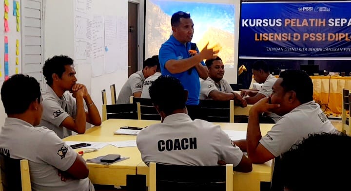 Julie Sutrisno Laiskodat Dukung Kursus Pelatih Sepak Bola Lisensi D di Ngada. (Foto: Elfrat Frans Dhena).