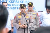 Kapolri Jenderal Polisi Listyo Sigit Prabowo bersama Kapolda Banten Irjen Pol Hengki dan jajaran meninjau langsung kegiatan bakti sosial dalam rangka HUT ke-53 KSPSI di Kabupaten Tangerang.