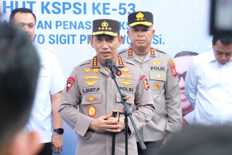 Kapolri Jenderal Polisi Listyo Sigit Prabowo bersama Kapolda Banten Irjen Pol Hengki dan jajaran meninjau langsung kegiatan bakti sosial dalam rangka HUT ke-53 KSPSI di Kabupaten Tangerang.