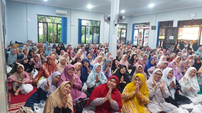 Ibu ibu yang hadir penuh semangat pada acara khotmil Quran dan tarhib Ramadhan di RQ Saqura