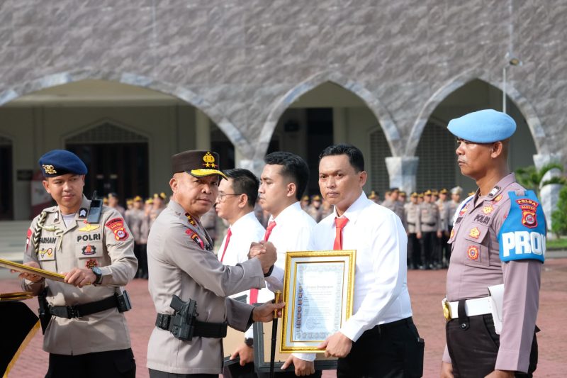 Kapolda Banten Irjen Pol Hengki menyerahkan penghargaan kepada salah satu personel berprestasi atas keberhasilan pengungkapan kasus dan dedikasi tinggi dalam pelaksanaan tugas kepolisian.