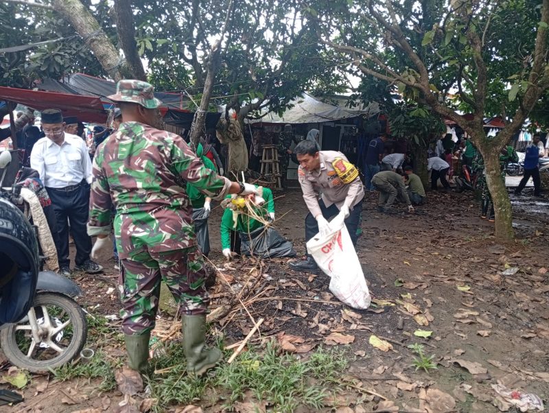 Personel TNI dan Polri bersama warga bergotong royong membersihkan sampah organik dan nonorganik di kawasan Pasar Sampay, Desa Sukarendah, Kecamatan Warunggunung, sebagai wujud sinergitas dan kepedulian terhadap kebersihan lingkungan.