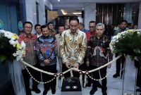 Kepala BNN RI, Suyudi Ario Seto, melakukan prosesi peresmian layanan call center 184 dengan pemotongan pita di Gedung Tan Satrisna BNN, Cawang, Jakarta Timur, Kamis (19/2).