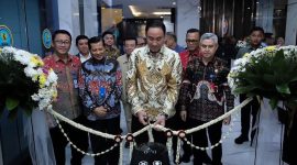 Kepala BNN RI, Suyudi Ario Seto, melakukan prosesi peresmian layanan call center 184 dengan pemotongan pita di Gedung Tan Satrisna BNN, Cawang, Jakarta Timur, Kamis (19/2).