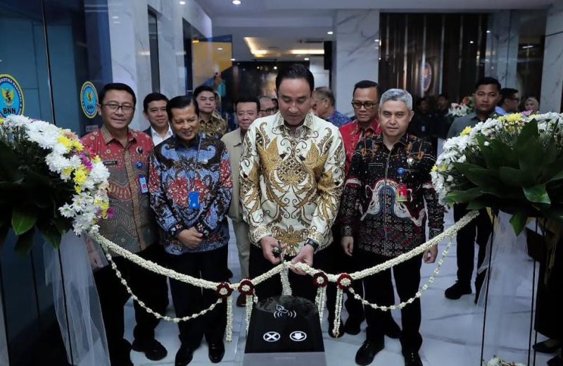 Kepala BNN RI, Suyudi Ario Seto, melakukan prosesi peresmian layanan call center 184 dengan pemotongan pita di Gedung Tan Satrisna BNN, Cawang, Jakarta Timur, Kamis (19/2).