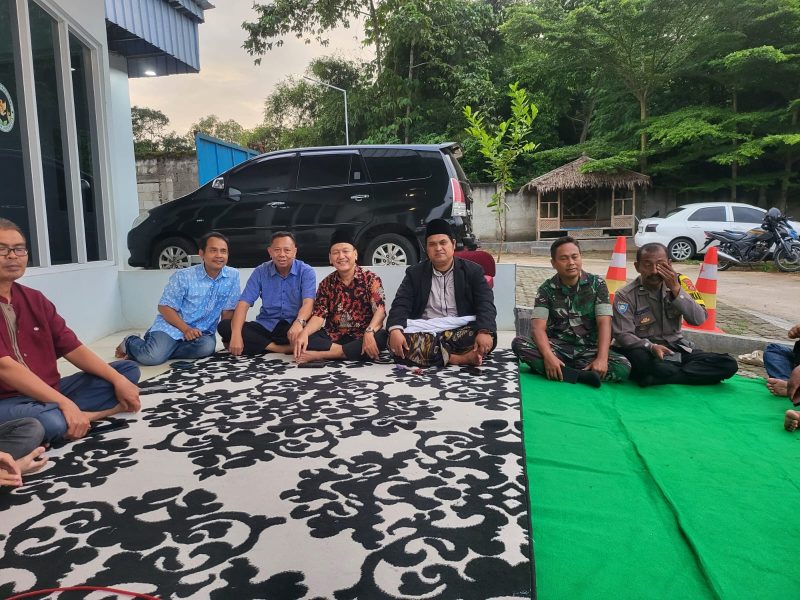 Foto (Ki-Ka) Nurtamam/Tokoh Masyarakat, Helmy 
Anshori/Mitra SPPG Sukatani 2, 
H.Munadi/Mitra SPPG 
Tipar Raya, Wishnu Yudha
 Mukti/YIPP, KH. Ahmad Hidayat fatullah, Babinsa, 
Binamas Cisoka