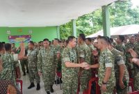Pangdam Jaya Mayjen TNI Dedy Suryadi bersalaman dengan prajurit usai memberikan arahan pada kegiatan jam pangdam di Kodim 0510/Tigaraksa.