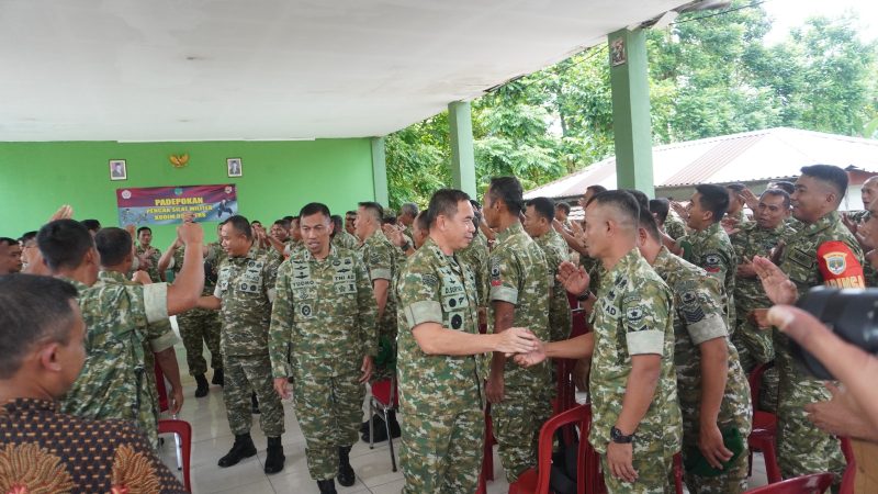 Pangdam Jaya Mayjen TNI Dedy Suryadi bersalaman dengan prajurit usai memberikan arahan pada kegiatan jam pangdam di Kodim 0510/Tigaraksa.