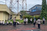 Sejumlah personel Polres Cilegon melaksanakan kegiatan kurve dengan membersihkan halaman dan area sekitar mako sebagai wujud kepedulian terhadap kebersihan lingkungan kerja.