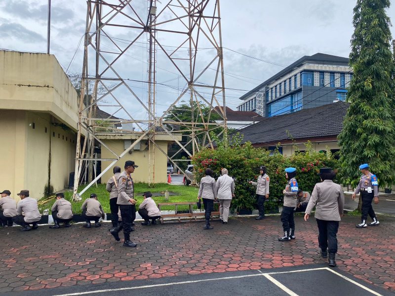 Sejumlah personel Polres Cilegon melaksanakan kegiatan kurve dengan membersihkan halaman dan area sekitar mako sebagai wujud kepedulian terhadap kebersihan lingkungan kerja.