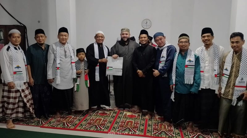 Syaikh Ahmad Suhail AlMadhy bersama para pengurus DKM Masjid Widad 
