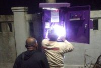 Dishub Kabupaten Tangerang melakukan perbaikan penerangan jalan raya Rancalabuh, Kecamatan Kemiri(dok. Fjk)