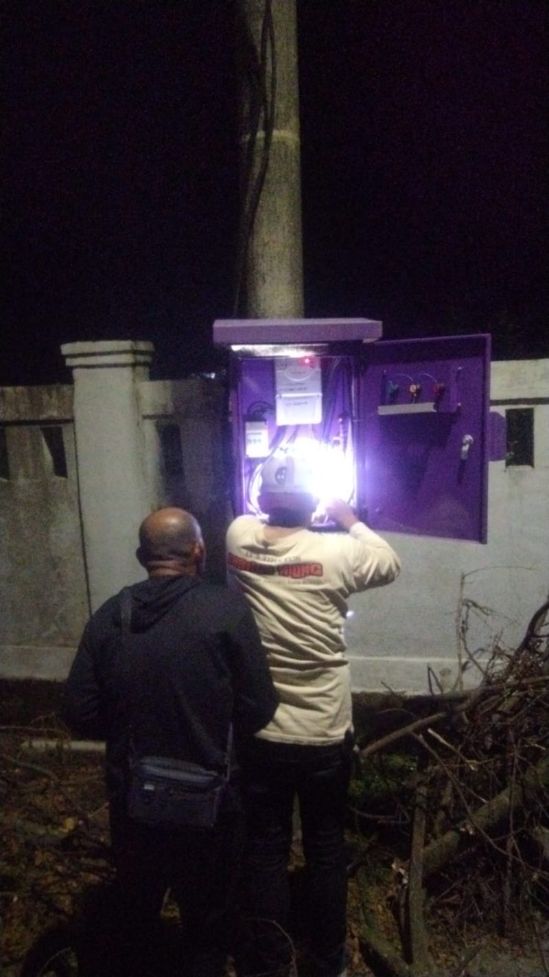 Dishub Kabupaten Tangerang melakukan perbaikan penerangan jalan raya Rancalabuh, Kecamatan Kemiri(dok. Fjk)