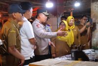 Wakapolres Pandeglang Kompol Asep Jamaludin bersama Bupati Pandeglang Hj. R. Dewi Setiani meninjau langsung lapak pedagang ikan saat sidak harga dan stok pangan di Pasar Badak, memastikan pasokan tetap aman jelang ramadhan dan Idul Fitri 2026.