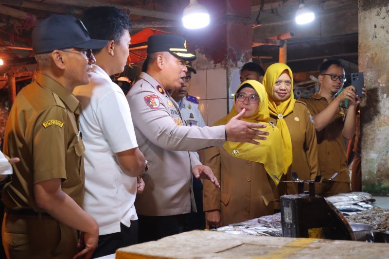 Wakapolres Pandeglang Kompol Asep Jamaludin bersama Bupati Pandeglang Hj. R. Dewi Setiani meninjau langsung lapak pedagang ikan saat sidak harga dan stok pangan di Pasar Badak, memastikan pasokan tetap aman jelang ramadhan dan Idul Fitri 2026.