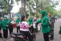Anggota Persit bersama prajurit Kodim 0510/Tigaraksa membagikan takjil kepada warga yang melintas menjelang waktu berbuka puasa di Tigaraksa, Kabupaten Tangerang.