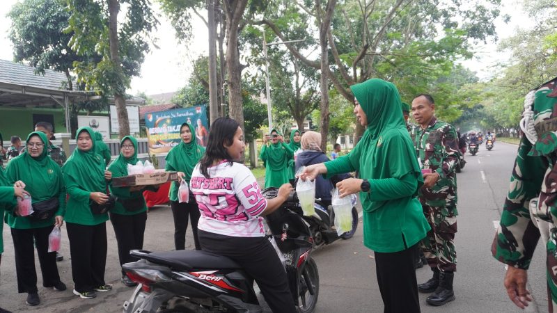 Anggota Persit bersama prajurit Kodim 0510/Tigaraksa membagikan takjil kepada warga yang melintas menjelang waktu berbuka puasa di Tigaraksa, Kabupaten Tangerang.