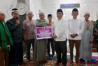 Sebagai penutup rangkaian acara, suasana penuh syukur terpancar saat perwakilan Pemkab Tangerang bersama Camat Rudi menyerahkan stimulan bantuan sebesar Rp20.000.000 untuk kemakmuran Masjid Jami Al-Ikhlas. Dana hibah ini dialokasikan untuk membenahi fasilitas ibadah serta menyokong aktivitas sosial keagamaan yang dikelola pengurus masjid(dok. Fjk)