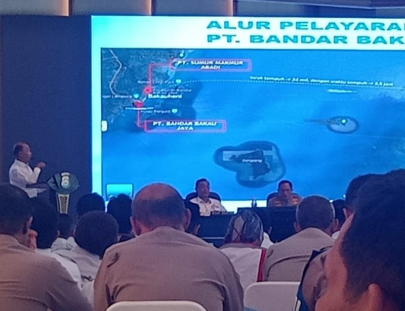 Paparan alur pelayaran PT Bandar Bakau Jaya Bojonegara dalam rapat koordinasi lintas sektoral kesiapan Operasi Ketupat Maung 2026 di Mapolda Banten, Rabu (25/02/2026).