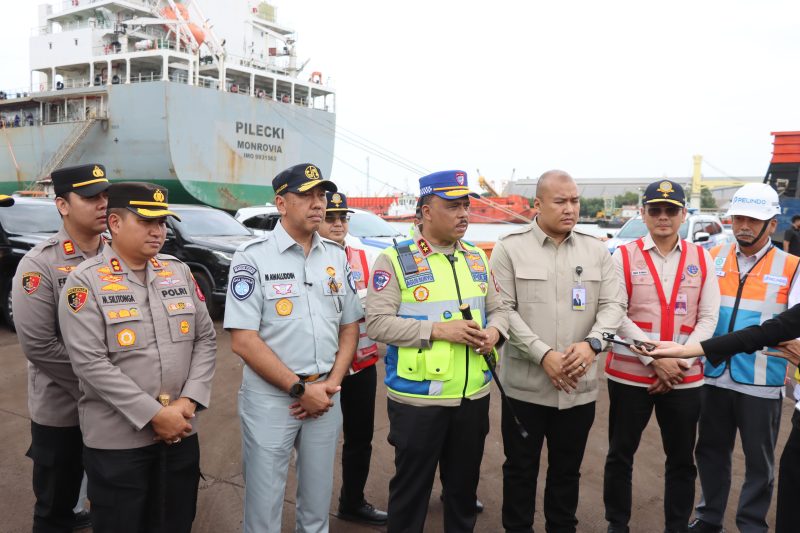 Kakorlantas Polri bersama jajaran Polda Banten dan instansi terkait memberikan keterangan pers usai peninjauan dermaga, memastikan kesiapan arus mudik dan arus balik Lebaran 2026 di Pelabuhan Merak.