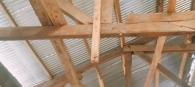 Kayu Bekas yang Digunakan dalam Proyek Rehab SMPN 2 Riung Barat. (Foto: Istimewa)