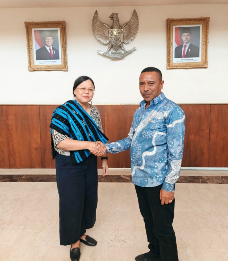 Wakil Bupati Ngada, Bernadinus Dhey Ngebu Bersama Duta Besar Indonesia untuk Sri Lanka, Dewi Gustina Tobing saat Berada di Kantor Kedubes Indonesia di Sri Lanka. (Foto: Istimewa)