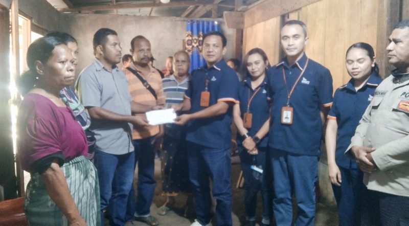 Pimpinan Bank NTT Cabang Bajawa, Devideris D.H. Seso, ketika menyerahkan bantuan kepada Sekretaris Desa selaku perwakilan keluarga korban. (Foto: Elfrat Frans Dhena)
