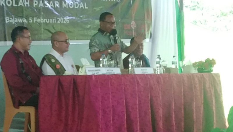 Bupati Ngada, Raymundus Bena (berdiri) saat memberikan sambutan ketika meluncurkan Galeri Investasi Digital BEI STIPER FB (Foto: Elfrat Frans Dhena)