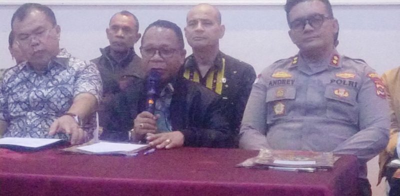 Bupati Ngada, Raymundus Bena dalam Konferensi Pers terkait Kematian Bocah 10 Tahun Akibat Bunuh Diri. (Foto: Elfrat Frans Dhena).