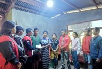 DPC PDI Perjuangan Ngada ketika Menyambangi Keluarga Korban YBR, Bocah 10 Tahun yang Meninggal Bunuh Diri di Ngada. (Foto: Elfrat Frans Dhena)
