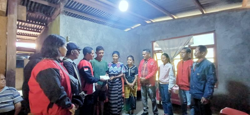 DPC PDI Perjuangan Ngada ketika Menyambangi Keluarga Korban YBR, Bocah 10 Tahun yang Meninggal Bunuh Diri di Ngada. (Foto: Elfrat Frans Dhena)