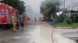 Petugas pemadam kebakaran berjaga di lokasi pabrik bahan kimia yang terbakar, diduga menjadi sumber pencemaran air baku.