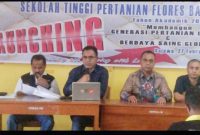 Ketua STIPER FB, Nicolaus Noywuli (kedua Edari kiri), didampingi Wakil Ketua 2, Gerardus Reo (kiri), Ketua LPMP, Romo Roni Neto (kedua dari kanan) dan Wakil Ketua I. (Foto: Elfrat Frans Dhena)